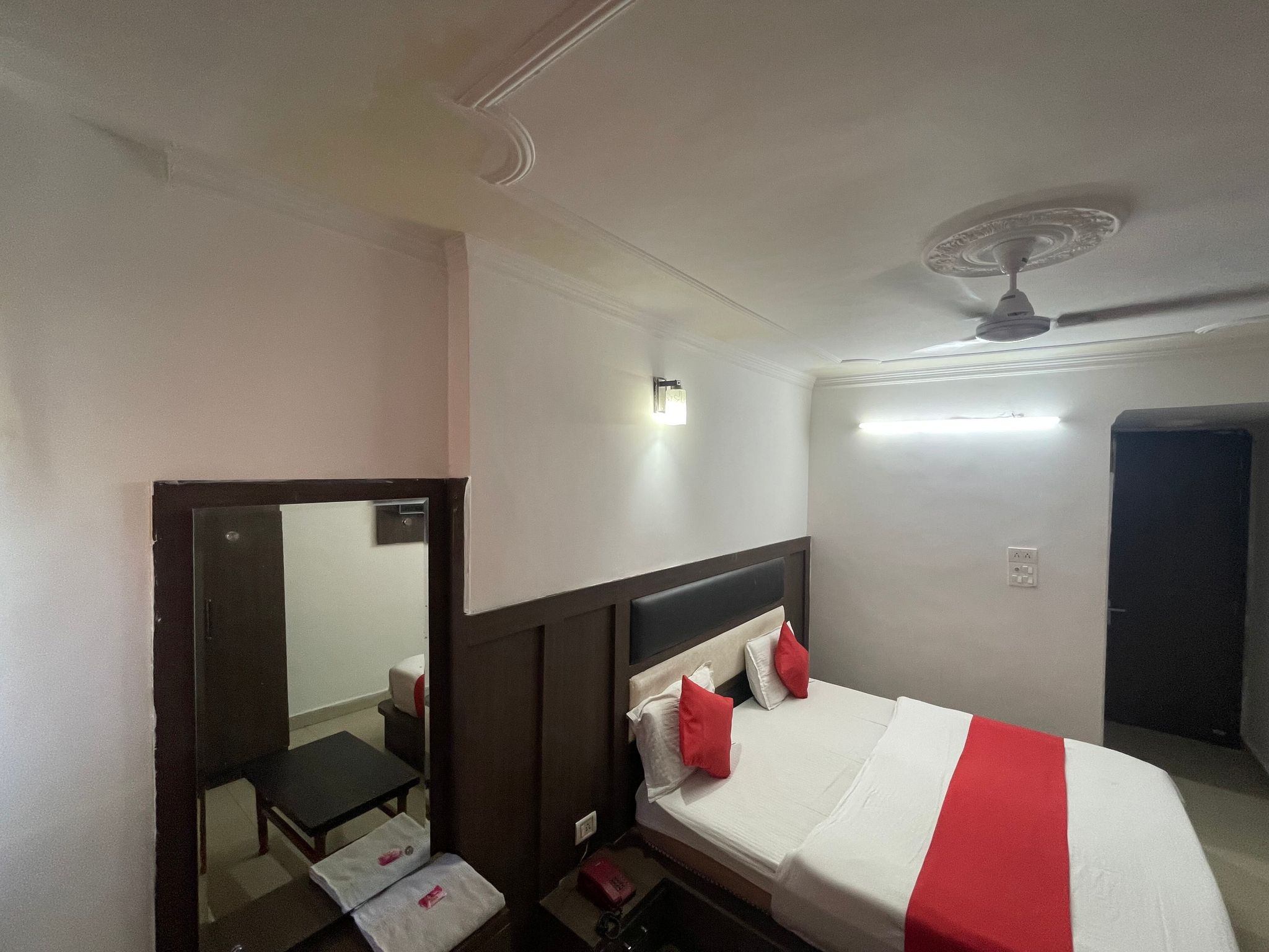 Hotel Himgiri Deluxe King Room 6