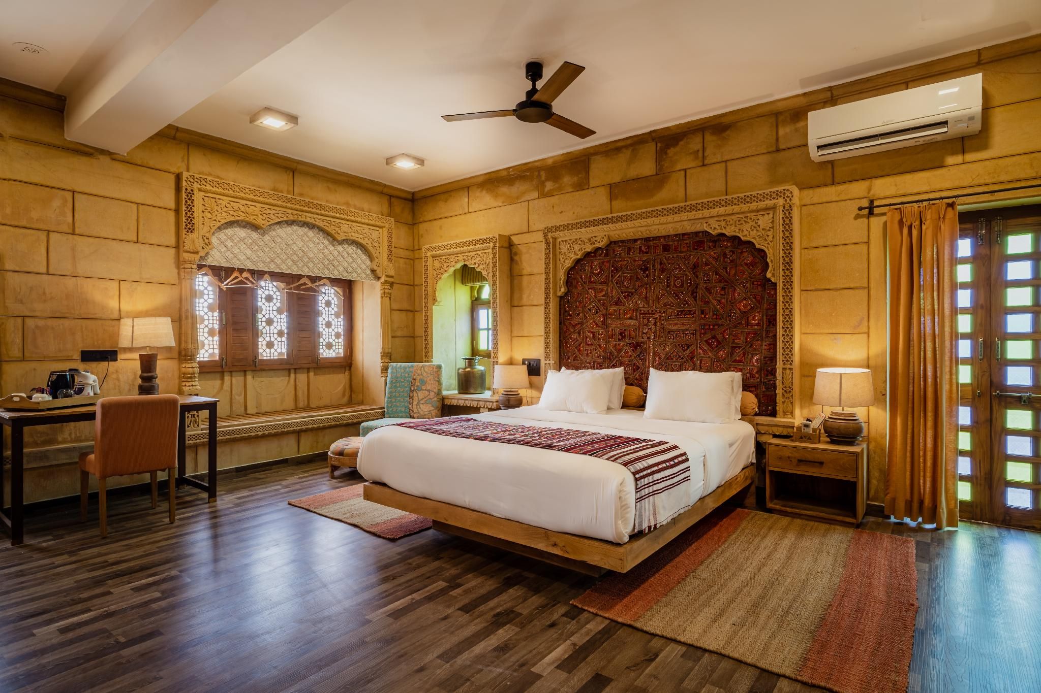 Luxury room with bathtub