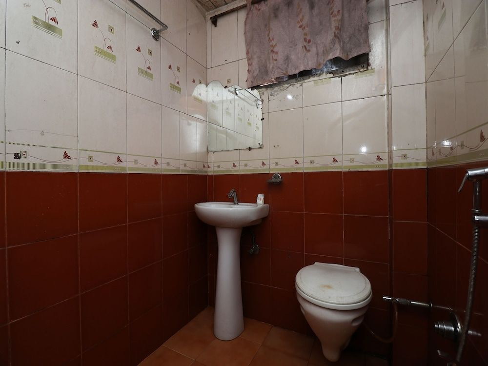undefined OYO 22675 Hotel Prateek 9