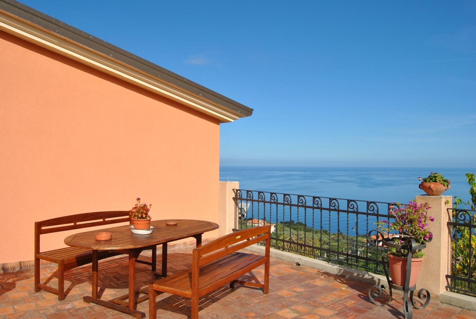 One-Bedroom Apartment with Sea View (4 Adults)