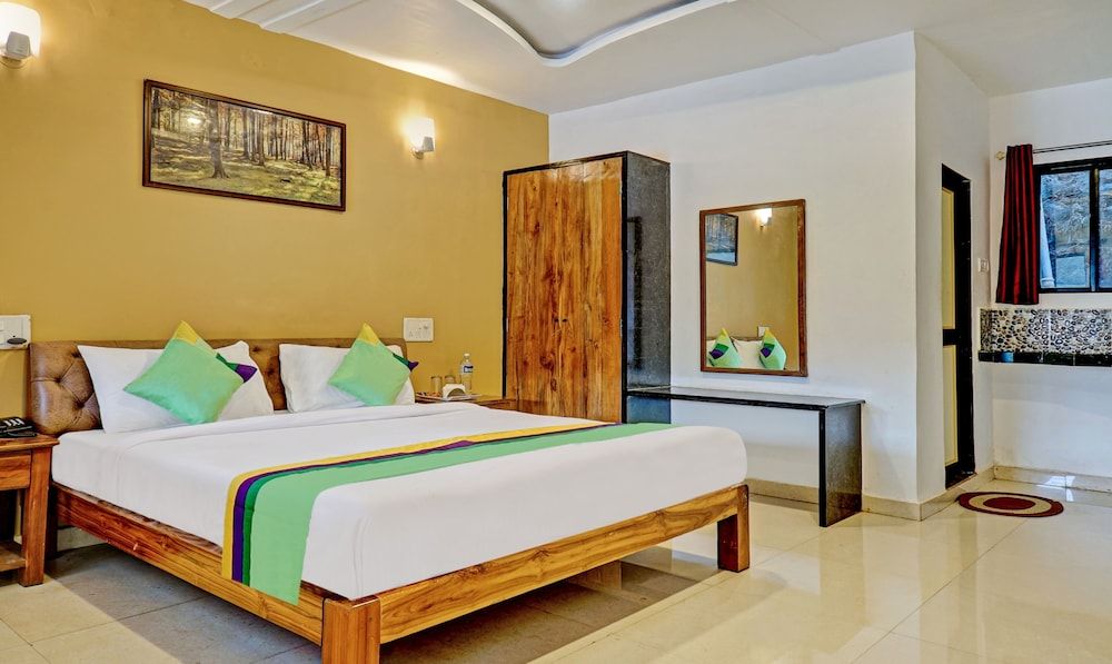 Hotel Lake Paradise Mahabaleshwar Deluxe room with balcony 5