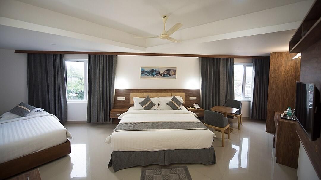 East Avenue Hotel Superior Room 5