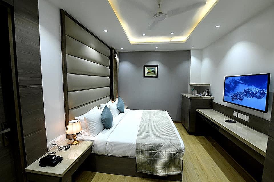 undefined Tony Inn 10