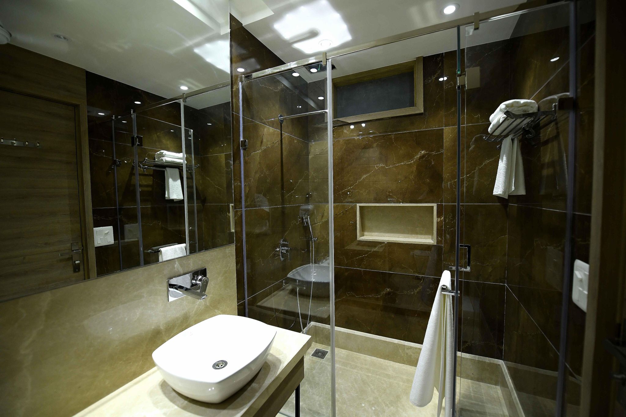 Tony Inn Deluxe Room 4