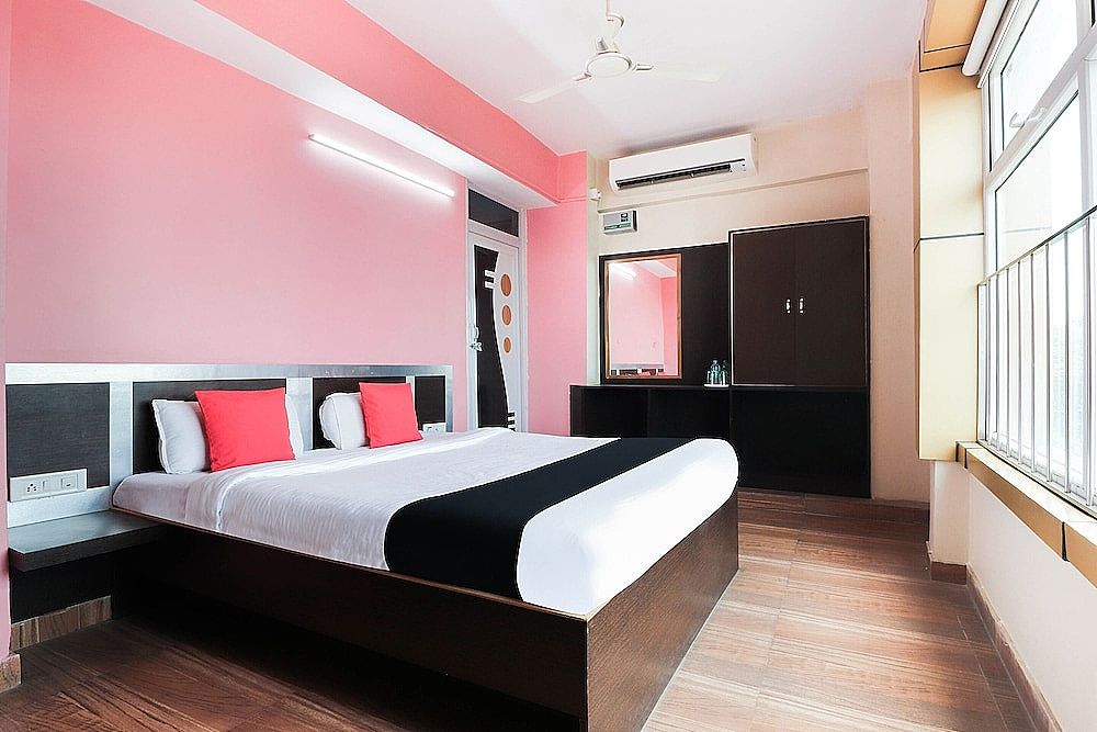 Capital O 49024 Aryavart Hotel Deluxe Double Room 4