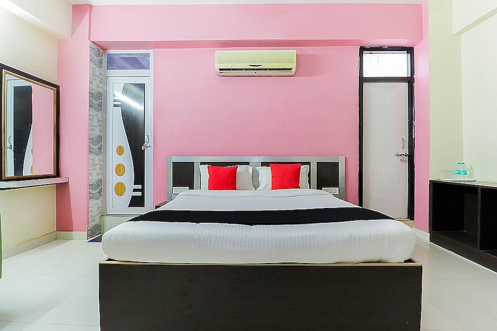 Capital O 49024 Aryavart Hotel Deluxe Double Room 6