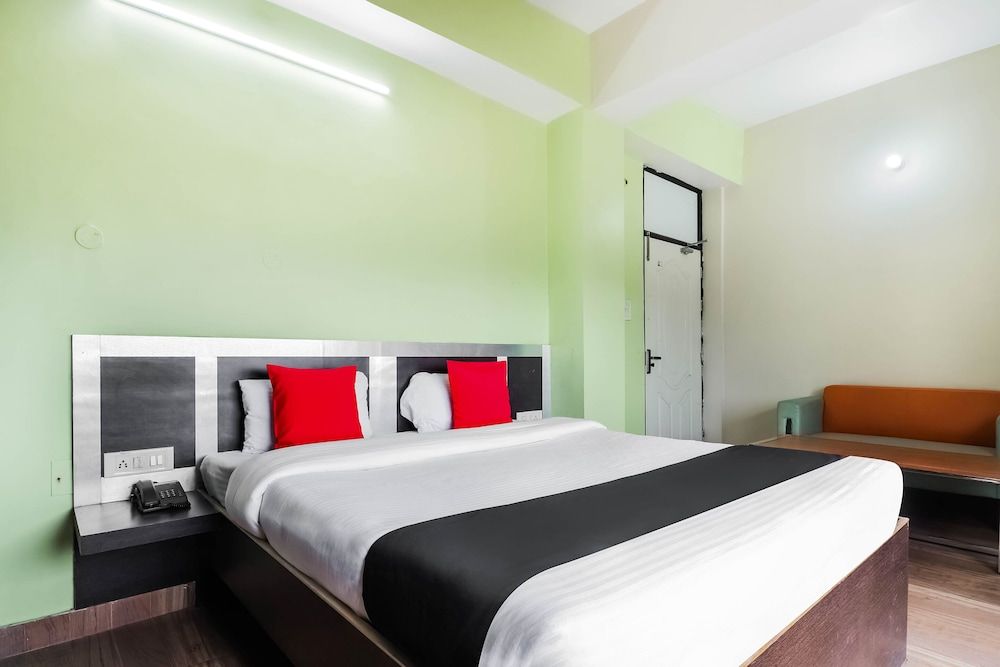 Capital O 49024 Aryavart Hotel Standard Double Room 3