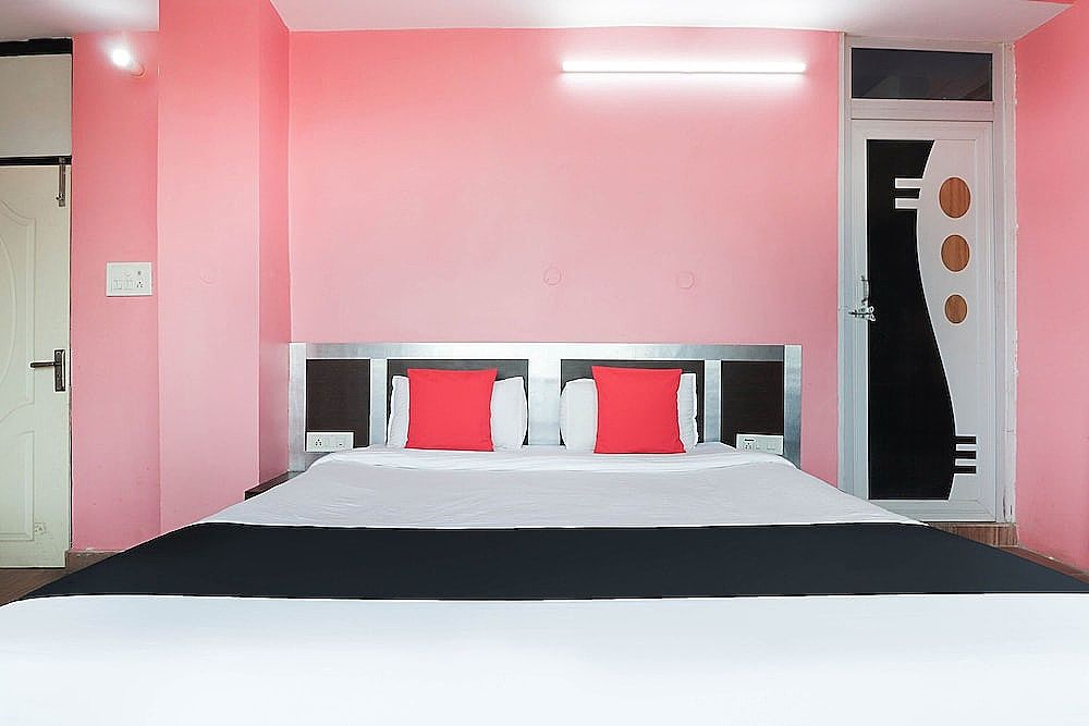 Capital O 49024 Aryavart Hotel Standard Double Room