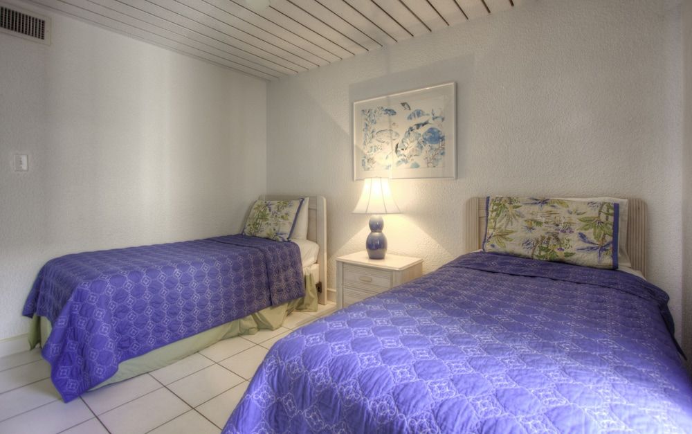Condo, 2 Bedrooms, Poolside