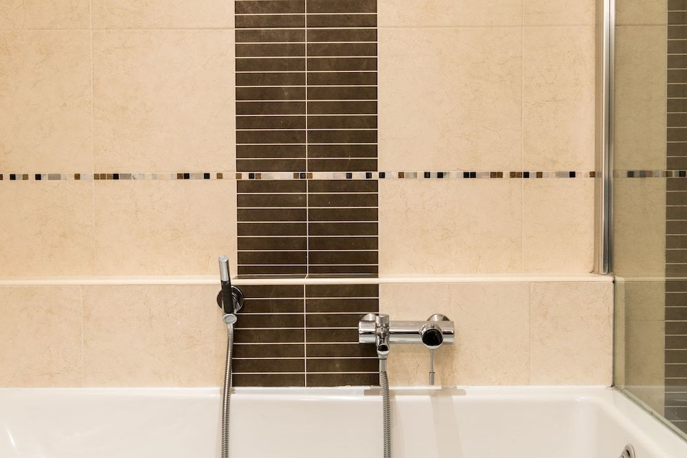 Deep soaking bathtub