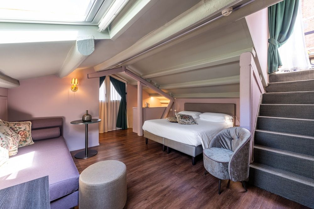 Deluxe Room (12 steps to climbe to the room)