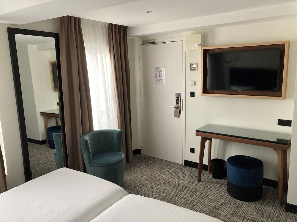 Le Grand Hotel de Normandie Renovated Room with twin beds 4