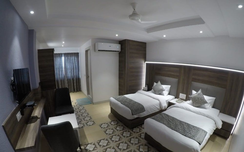 Hotel Pride by Samrat Executive Twin Room 4