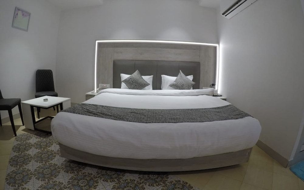 Hotel Pride by Samrat EXECUTIVE 7