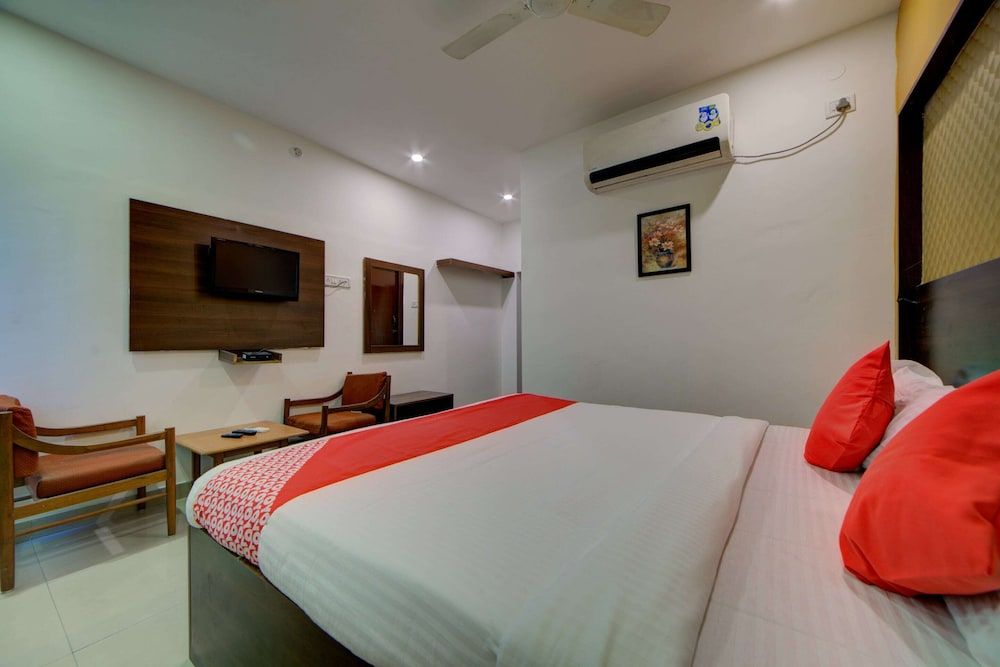 OYO 4025 Hotel Meredian Orchid Standard Double Room 4