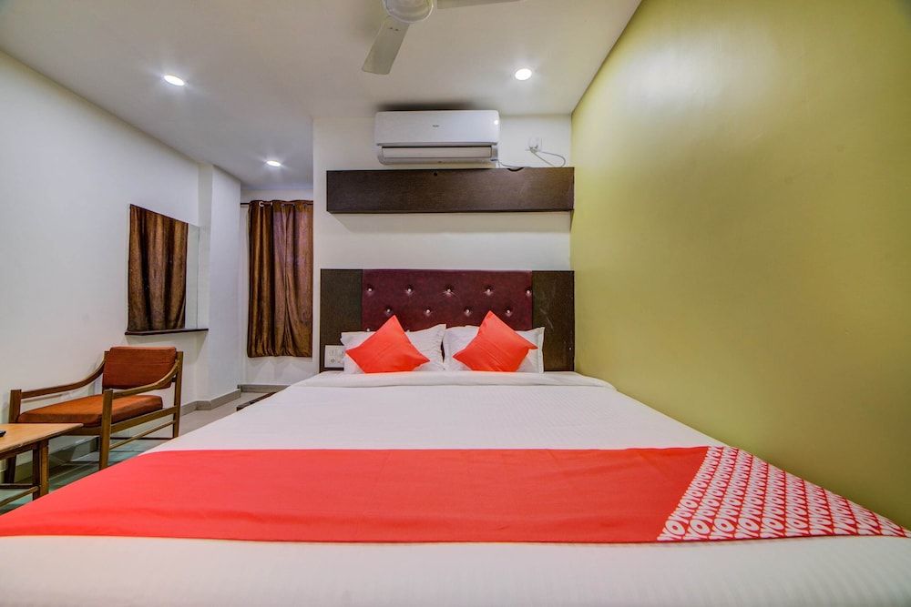 OYO 4025 Hotel Meredian Orchid Standard Double Room 6