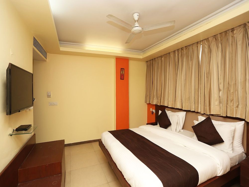 OYO 23224 F-14 Green Park Standard Room 6