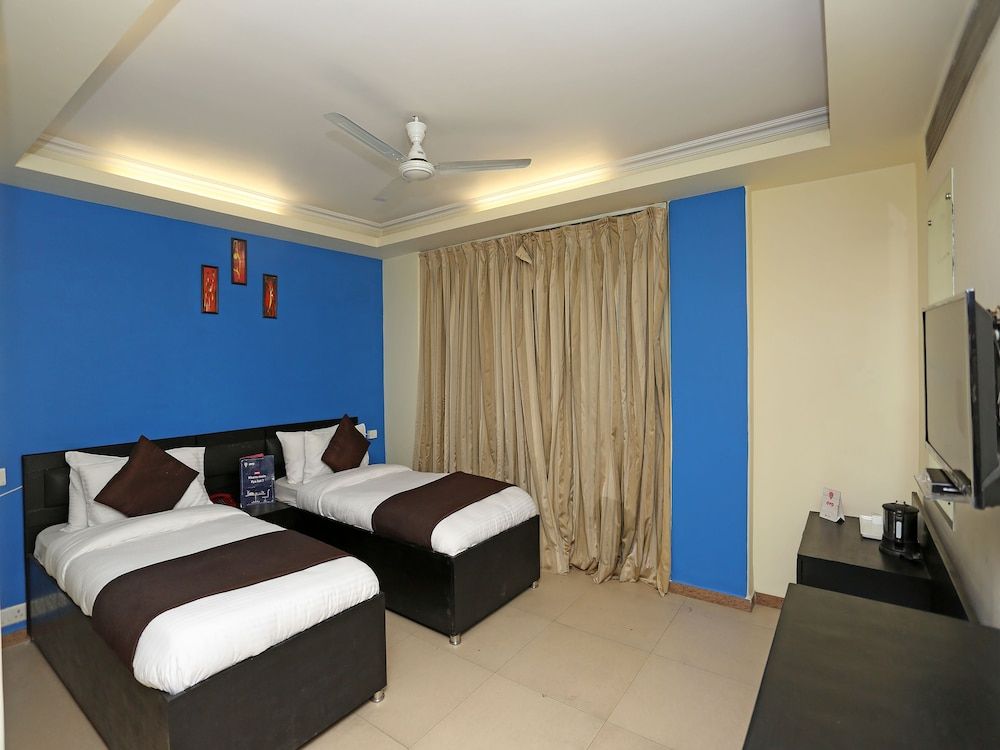 OYO 23224 F-14 Green Park Standard Room 3