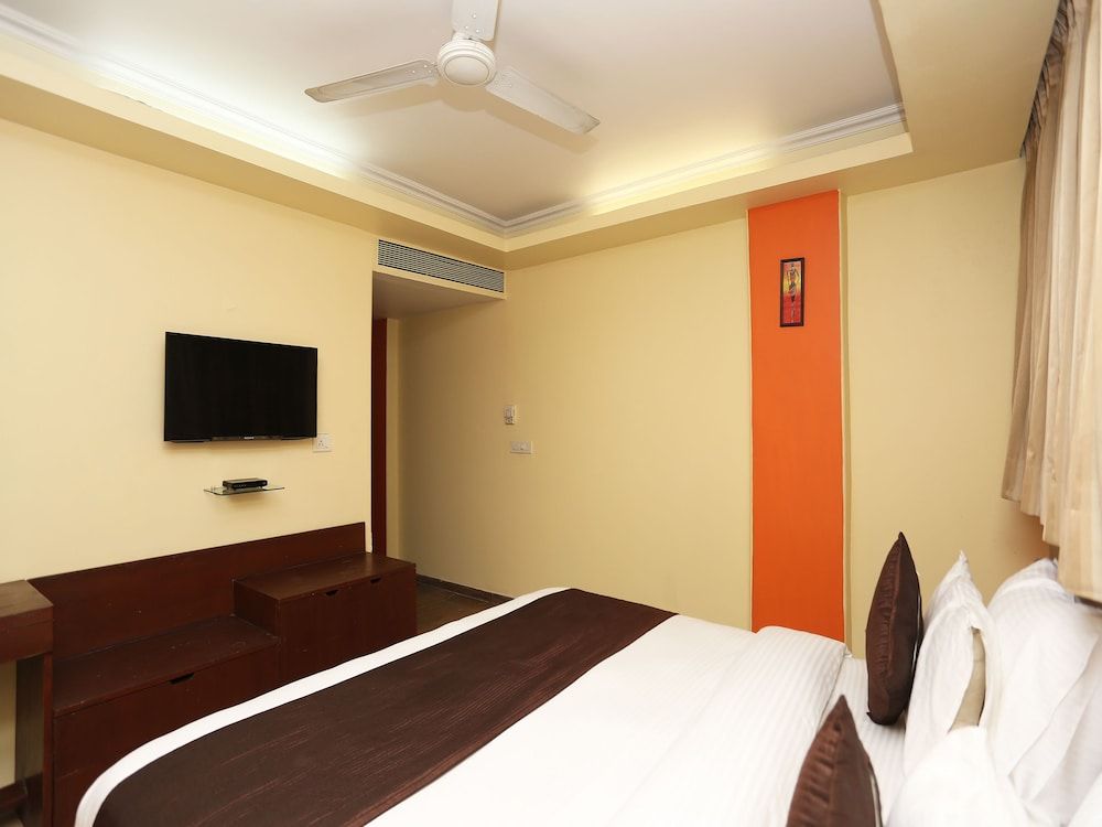 OYO 23224 F-14 Green Park Standard Room 8