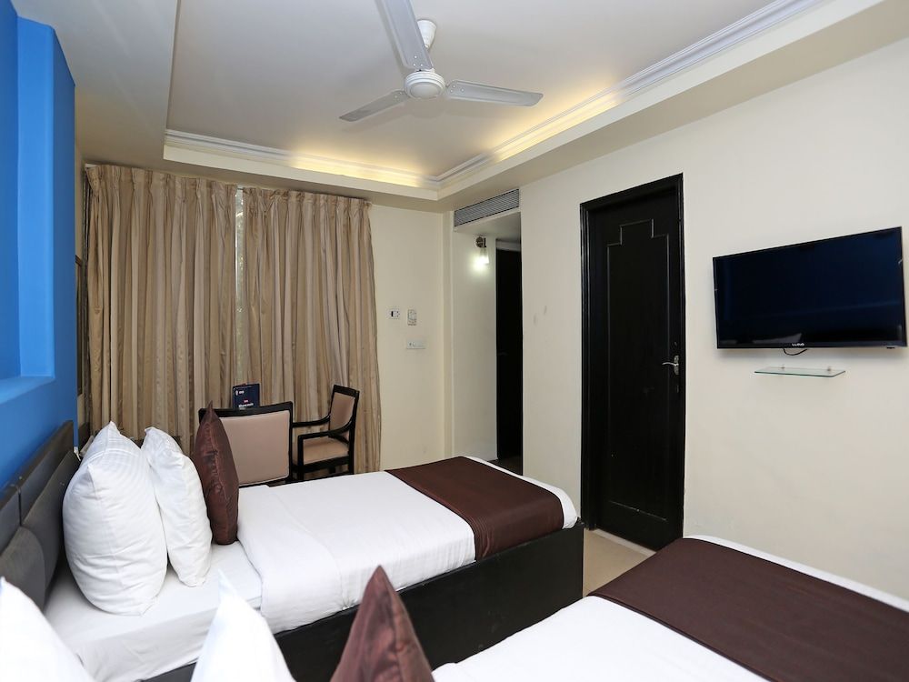 OYO 23224 F-14 Green Park Standard Room