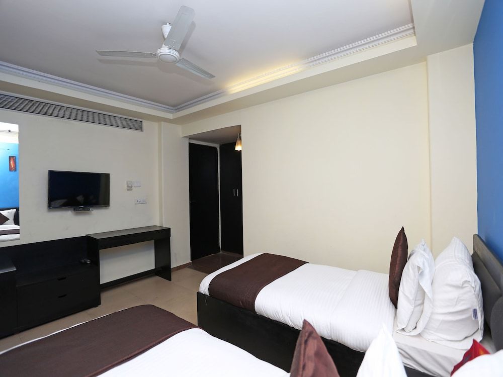 OYO 23224 F-14 Green Park Suite, 1 King Bed 3