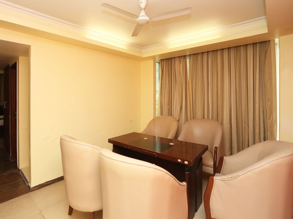 OYO 23224 F-14 Green Park Standard Room 2