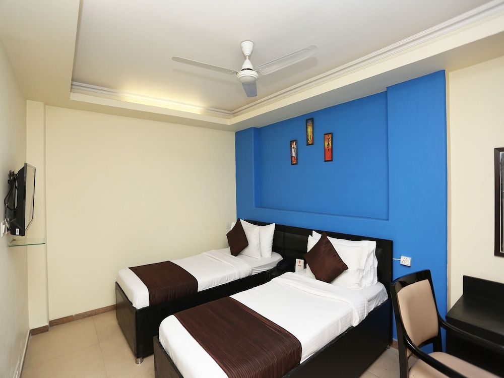 OYO 23224 F-14 Green Park Standard Room 9