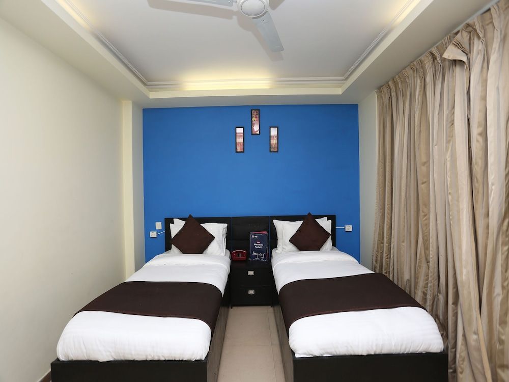 OYO 23224 F-14 Green Park Suite, 1 King Bed