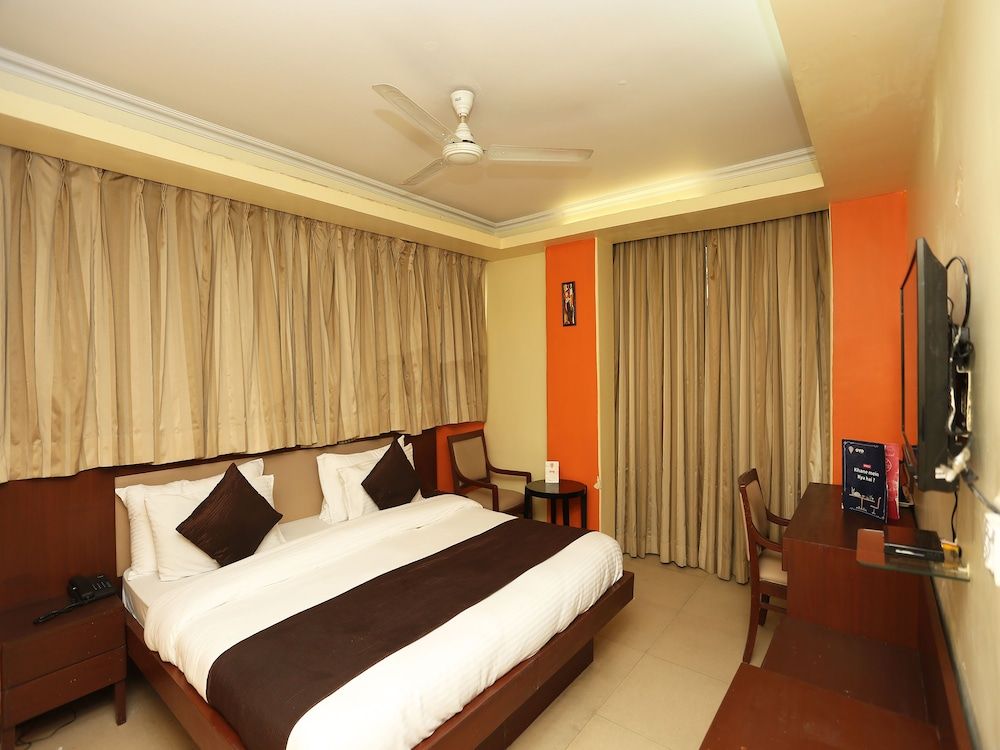 OYO 23224 F-14 Green Park Suite, 1 King Bed 2