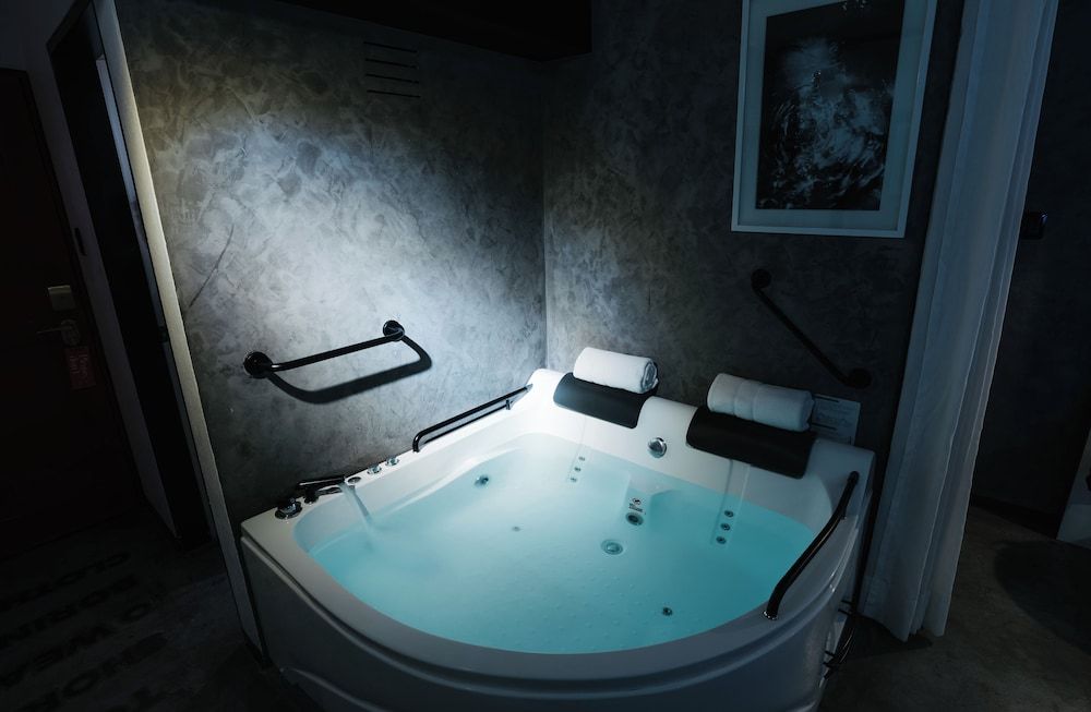 Private spa tub