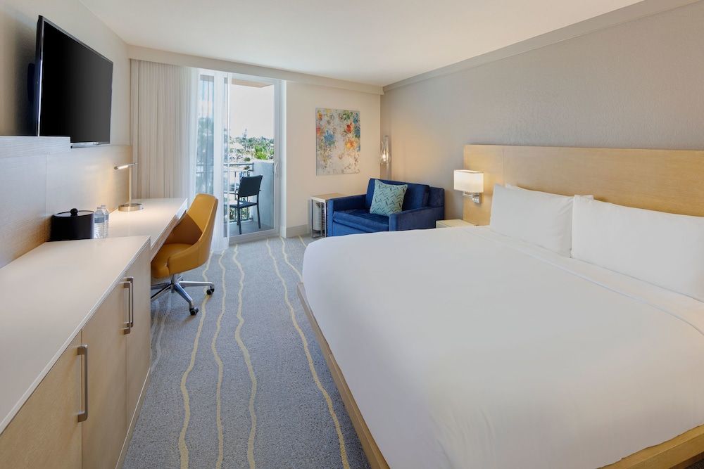 Room, 1 King Bed, Non Smoking, Balcony (Mobility Accessible, Tub)