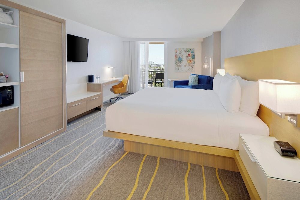 Room, 1 King Bed, Non Smoking, Balcony (Mobility Accessible, Tub)