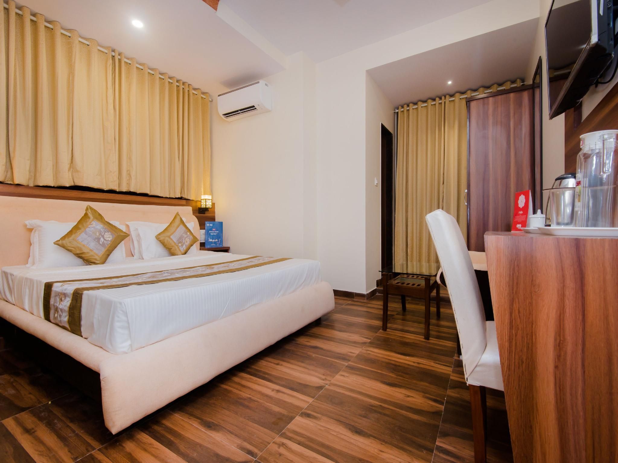 OYO 13614 Hotel Axis International Deluxe Room