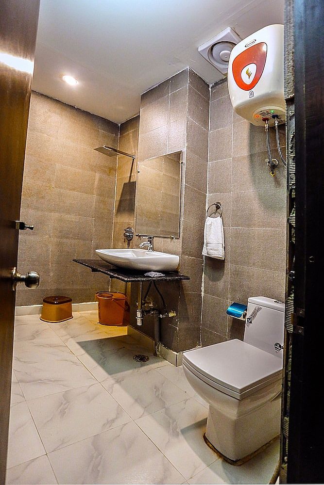 Airport Hotel Tashree Deluxe Room with free wifi 5