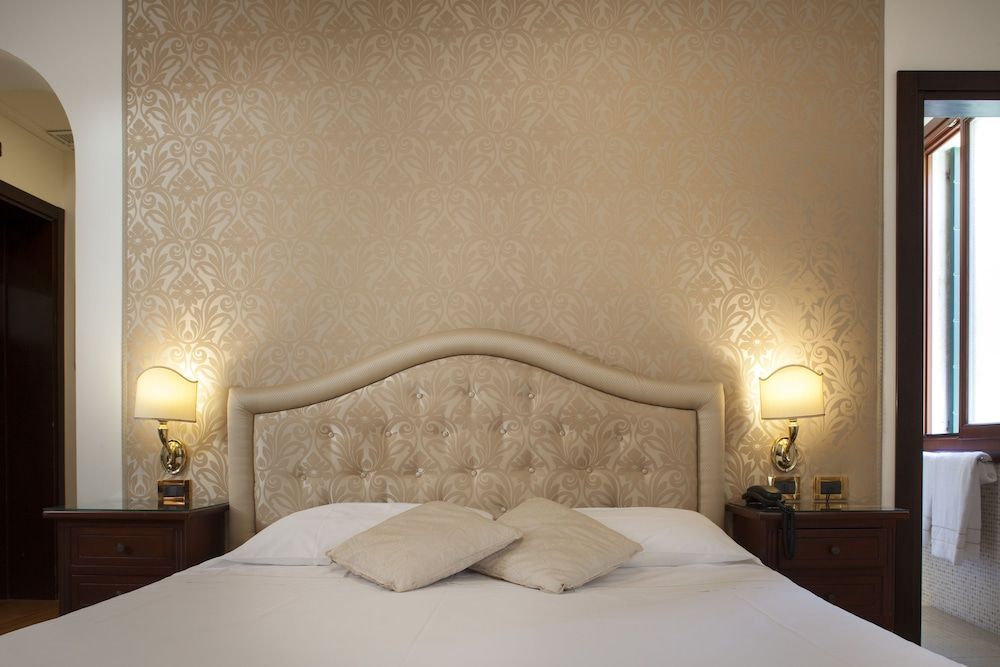 Hotel Ca' d'Oro | WENICE Deep Culture Deluxe Double Room, Canal View 2