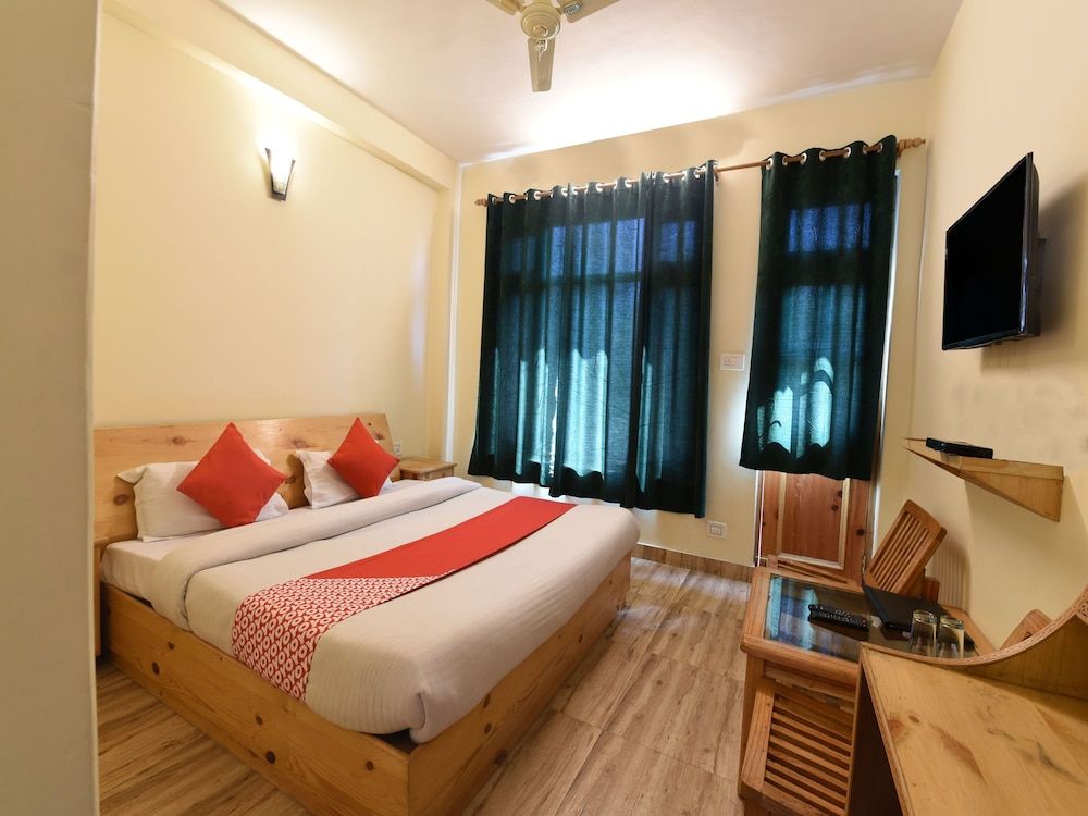 OYO 23604 Parth Regency Standard Room 9