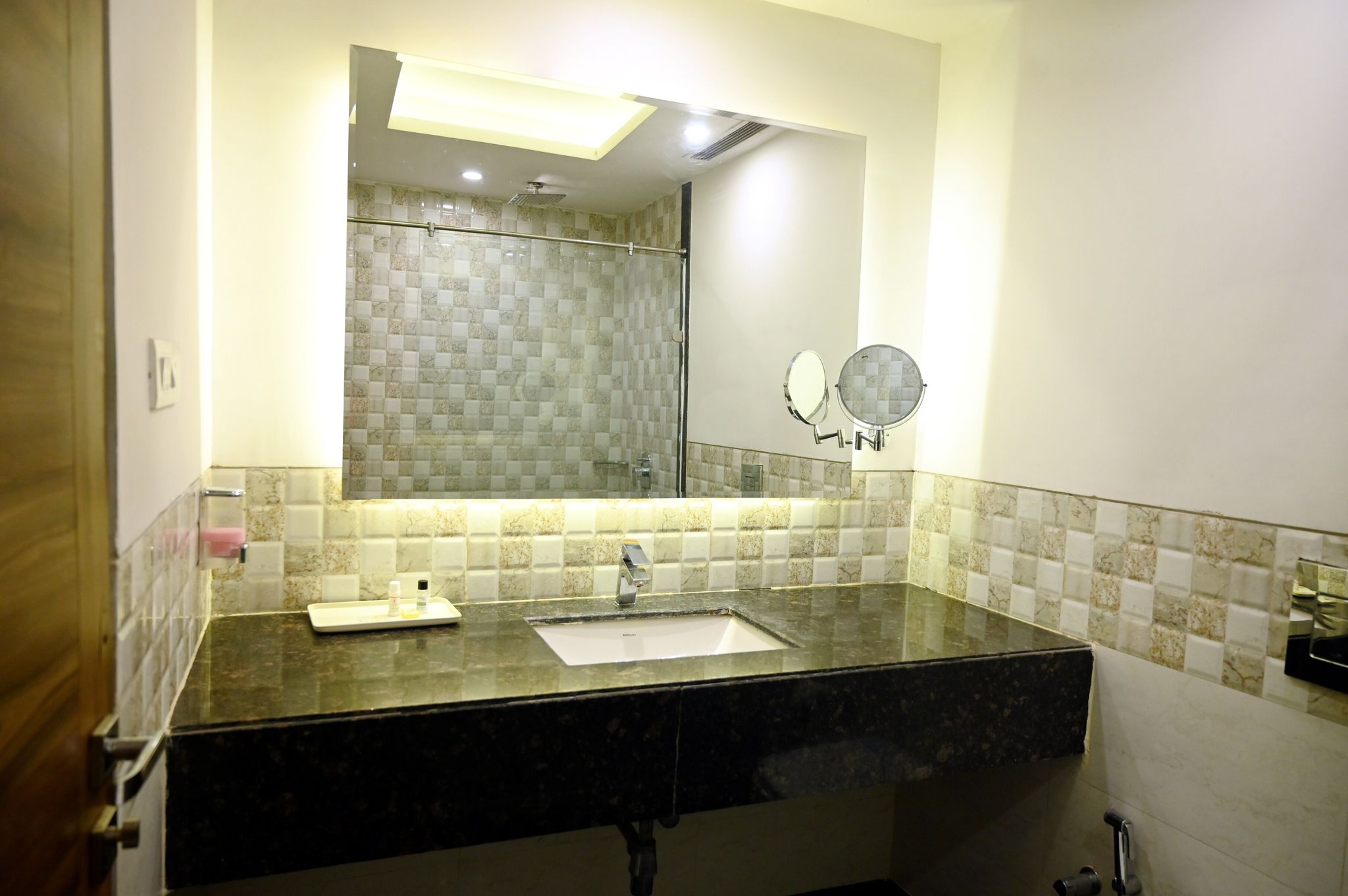 Hotel KC Cross Road Deluxe 8