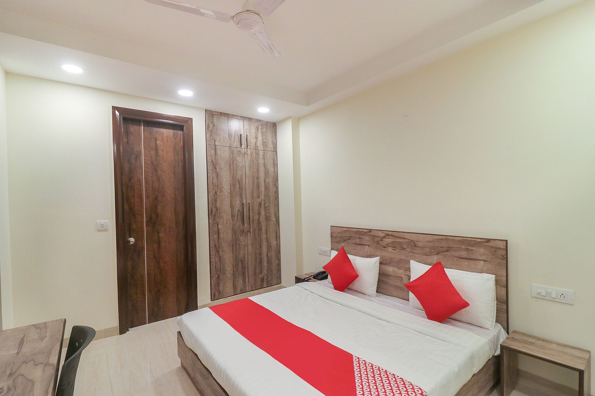 undefined Hotel O Comfort Residency Near Artemis Hospital 8