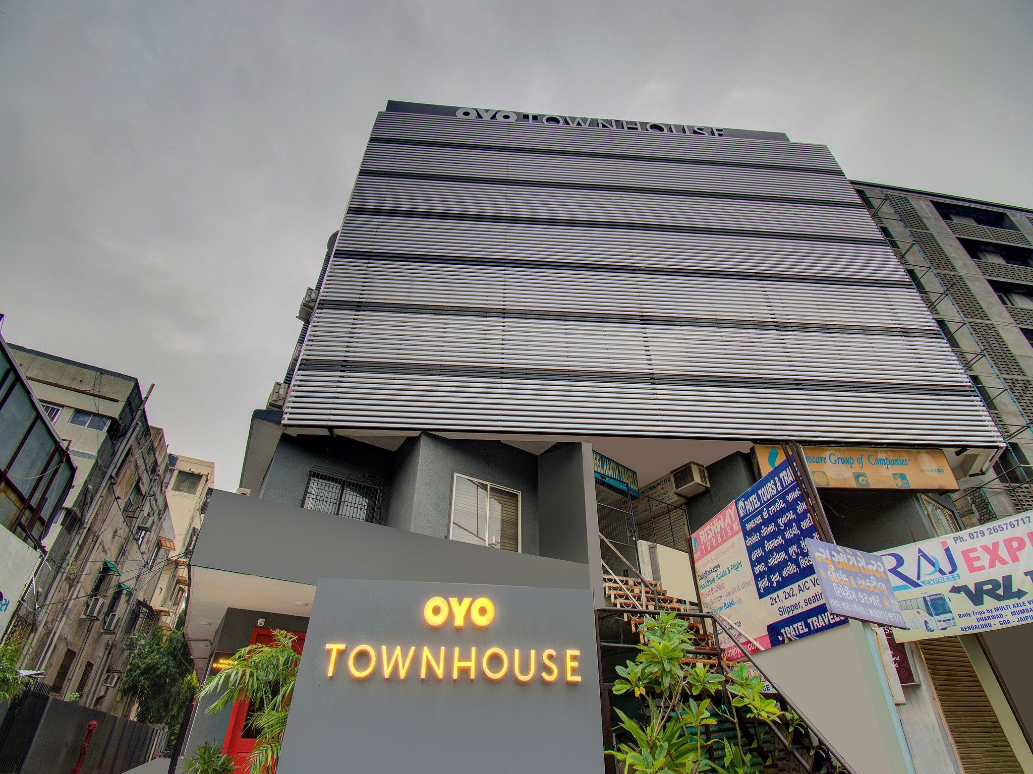 undefined OYO Townhouse 165 Netaji Road 2