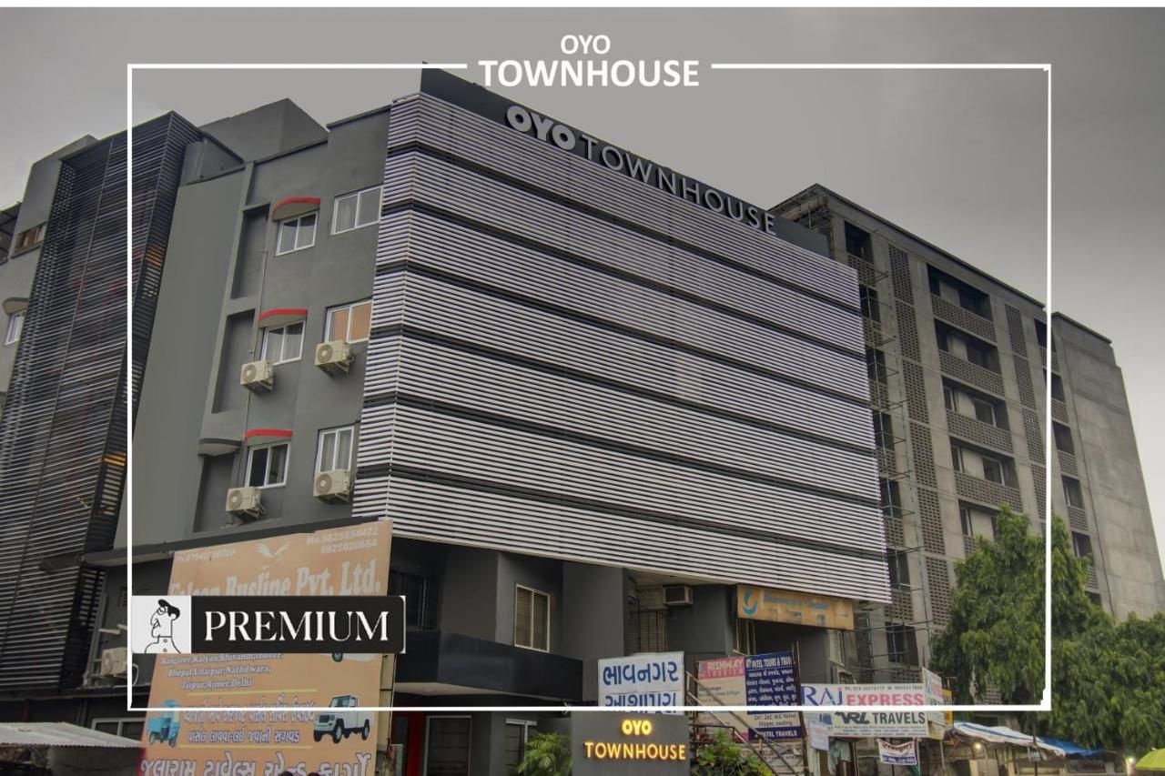 undefined OYO Townhouse 165 Netaji Road 9