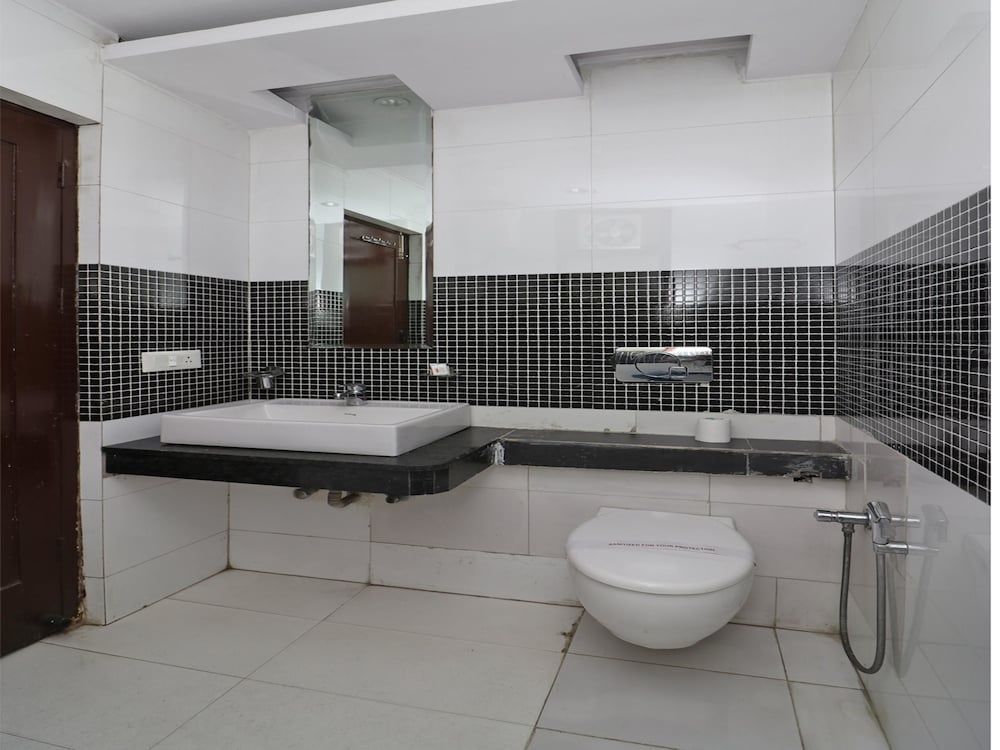 OYO 3863 Iris Deluxe Double or Twin Room, 1 King Bed, Smoking 8