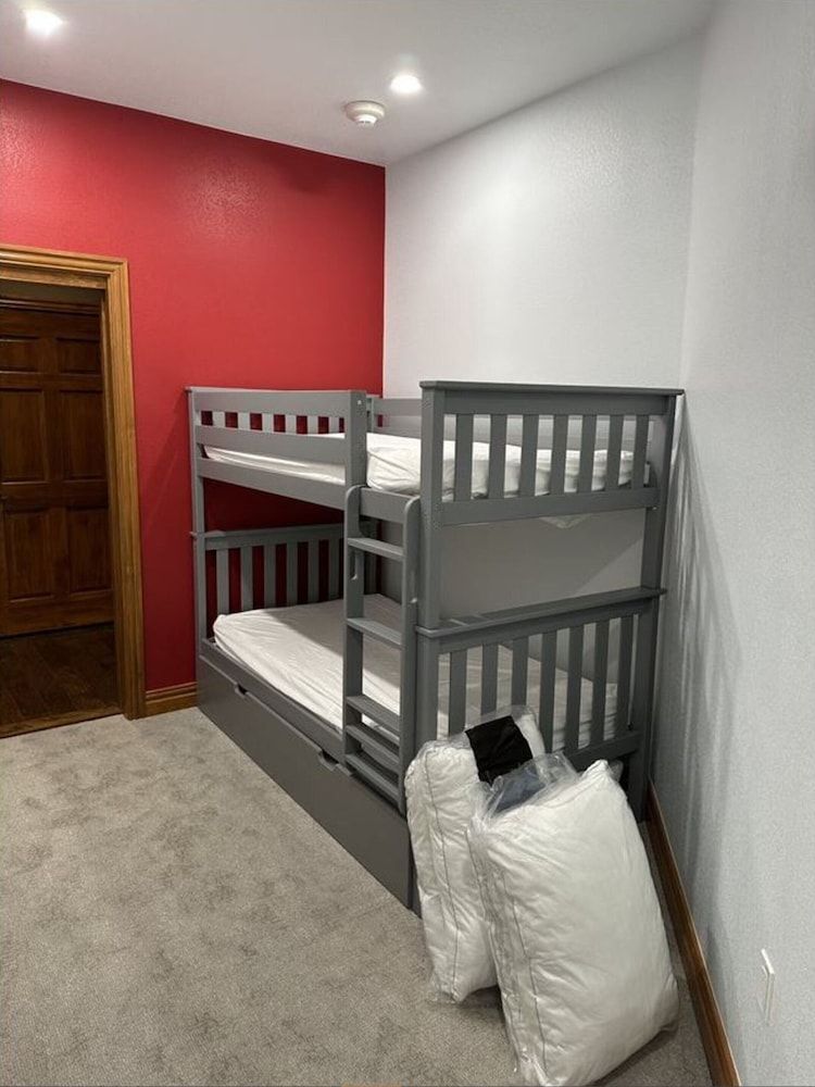 Room, 2 Bedrooms (+ Den)