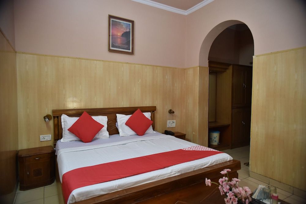 undefined OYO 24112 Mid City Hotel 6