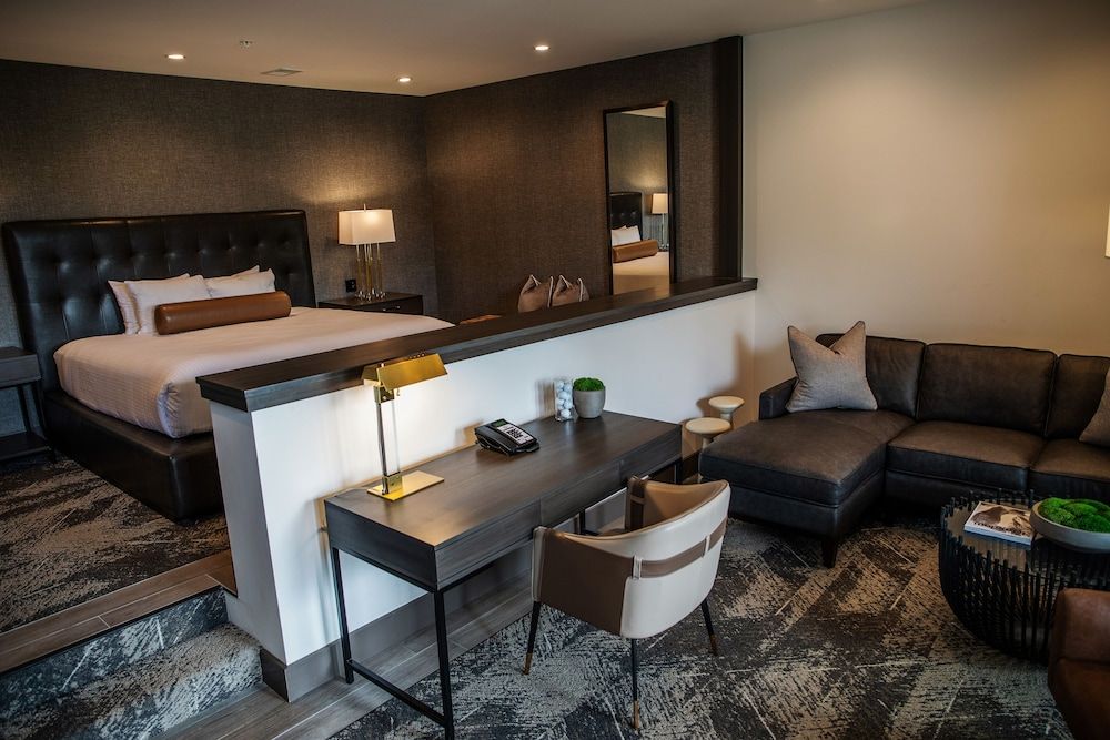 Destination Geneva National Suite, 1 King Bed 5