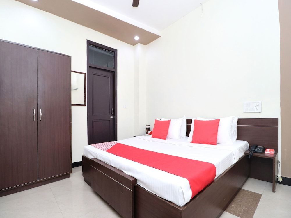 undefined OYO 14860 Hotel Silver Star 5