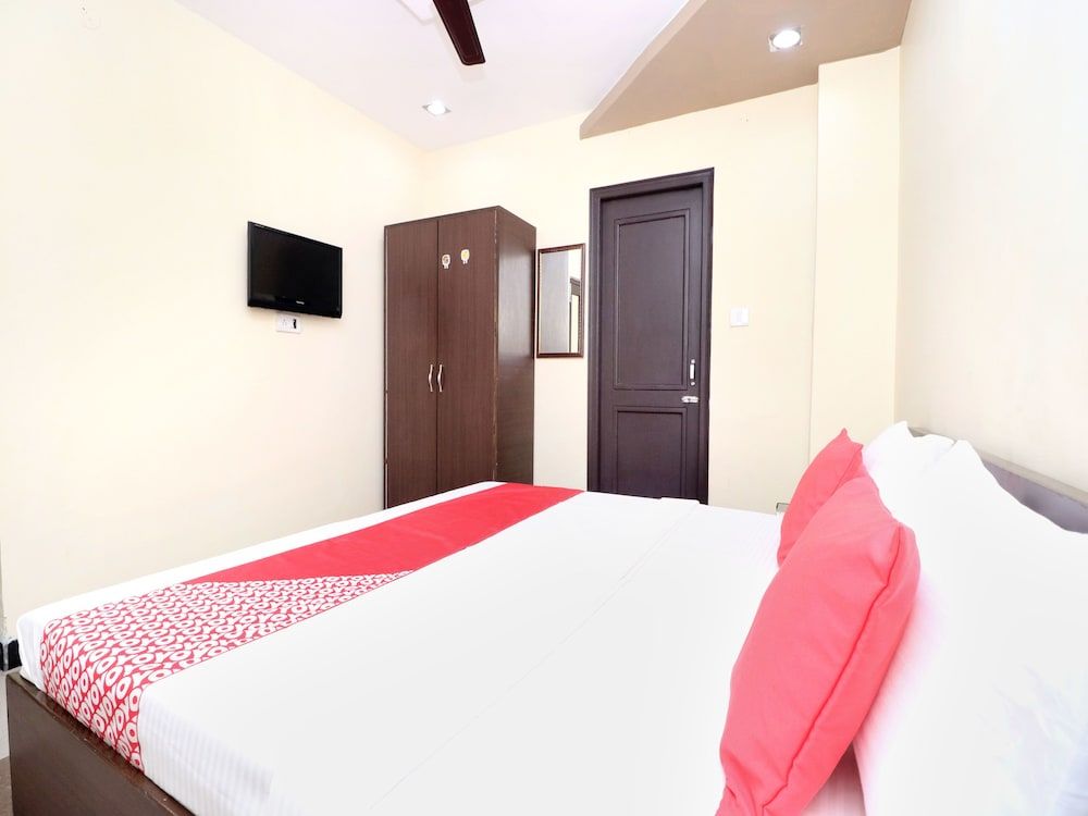 undefined OYO 14860 Hotel Silver Star 4
