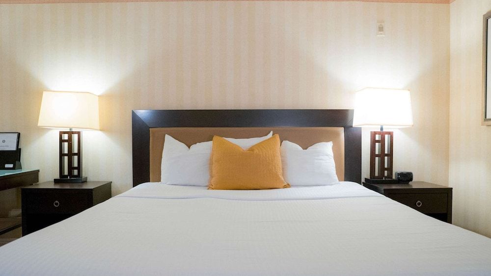 Motel 6 Anaheim Hills Standard Room, 1 King Bed, Smoking, Refrigerator & Microwave