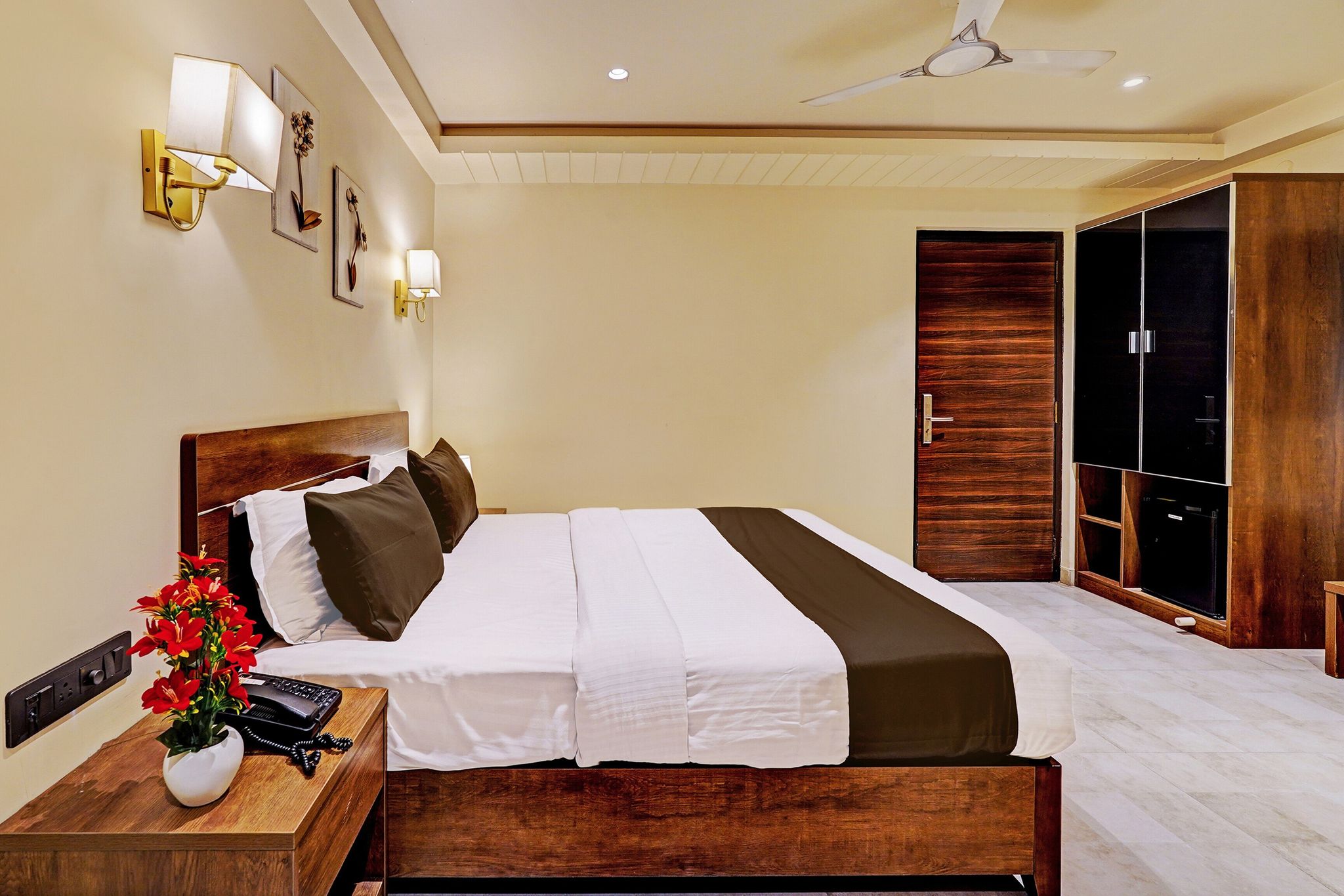 Super Townhouse OAK Clove Boutique Hotel Rajaji Nagar Near Lulu Mall Bengaluru Deluxe Room 9