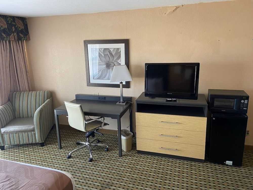 Quality Inn Amarillo West near Medical Center Standard Room, 1 King Bed, Non Smoking 7