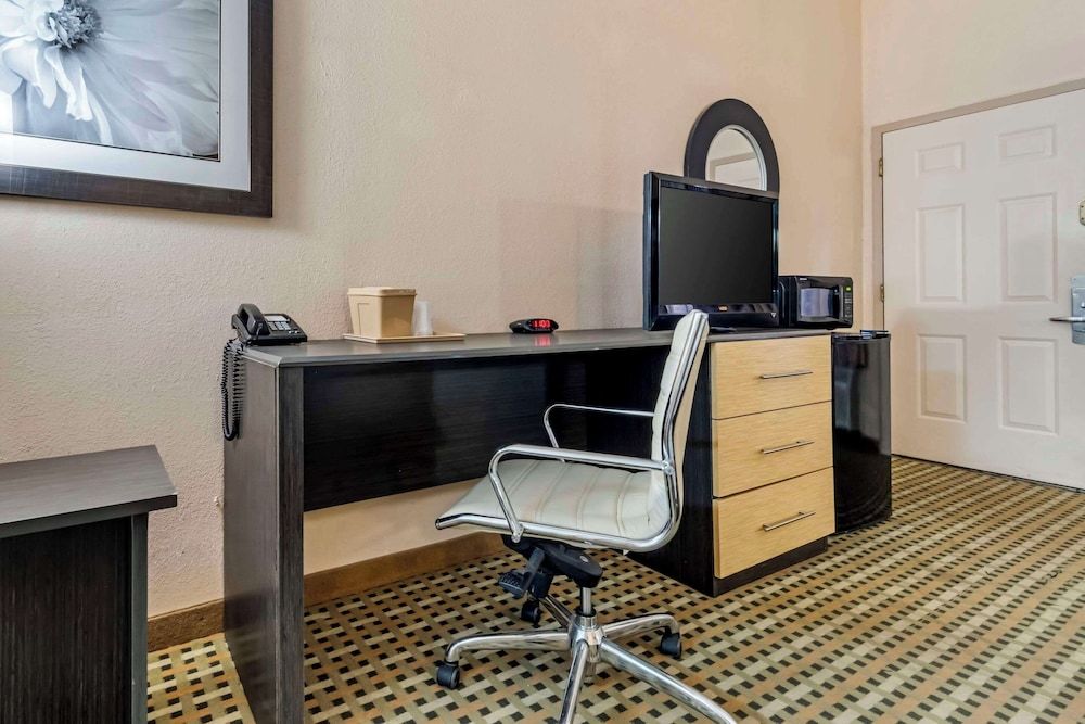 Quality Inn Amarillo West near Medical Center Standard Room, 1 King Bed, Non Smoking 8